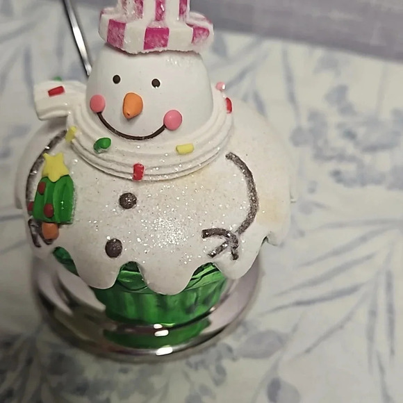 CUPCAKE ORNAMENT - Picture 2 of 6
